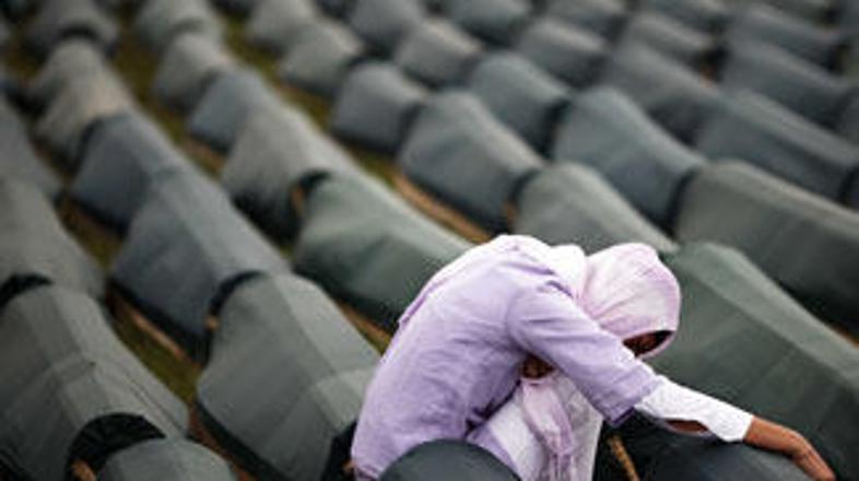 Bošnjakinja moli ob krsti svojega sorodnika, ki ga bodo pokopali v spominskem ce