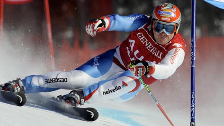 Didier Cuche je prvo vožnjo odpeljal brez ene palice, a bil vseeno tretji.