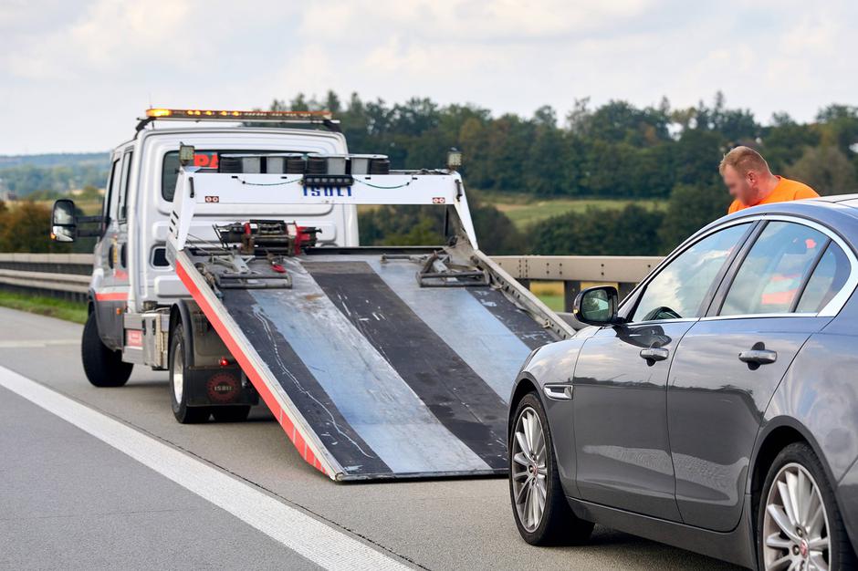 vlečna služba, okvara avta na avtocesti, | Avtor: Profimedia