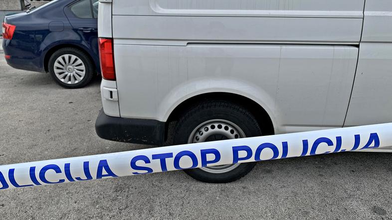 Novice: Policija preiskava policijski trak