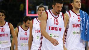 Turški košarkarji so sklonjenih glav odhajali iz dvorane Telefonica Arena. Slove