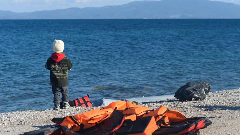 Otrok na grški obali