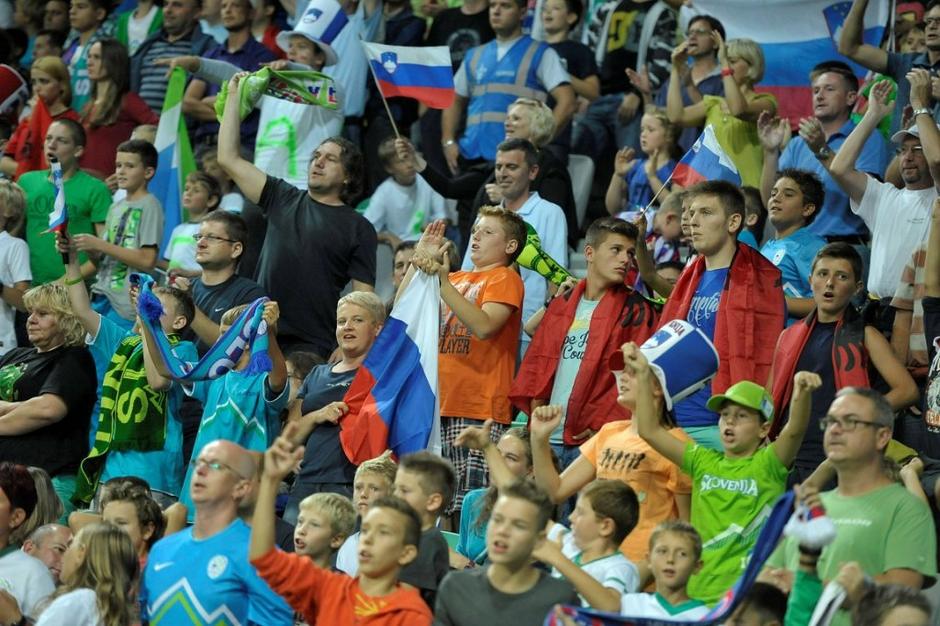 navijači gledalci tribuna Slovenija Albanija kvalifikacije za SP 2014 Stožice | Avtor: Anže Petkovšek