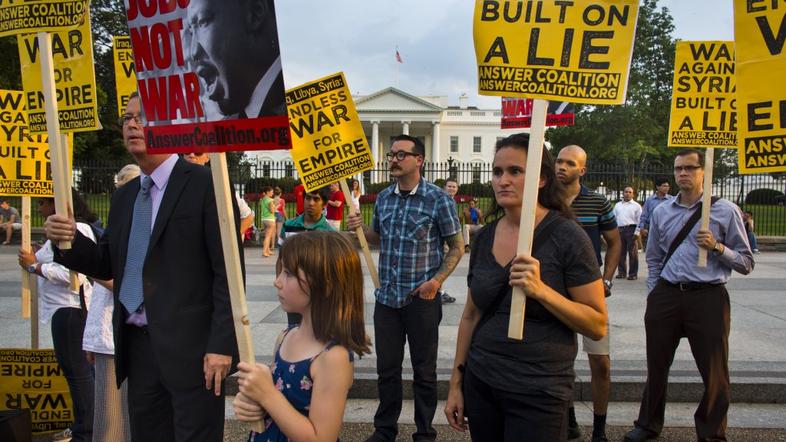 Protesti proti posredovanju v Siriji