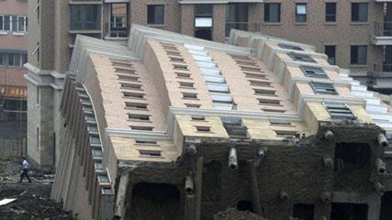 Stavba se je dobesedno prevrnila.