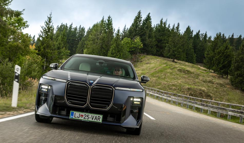 Potujoča kinodvorana in mat barva za 17 tisočakov: vozil nas je novi BMW 7