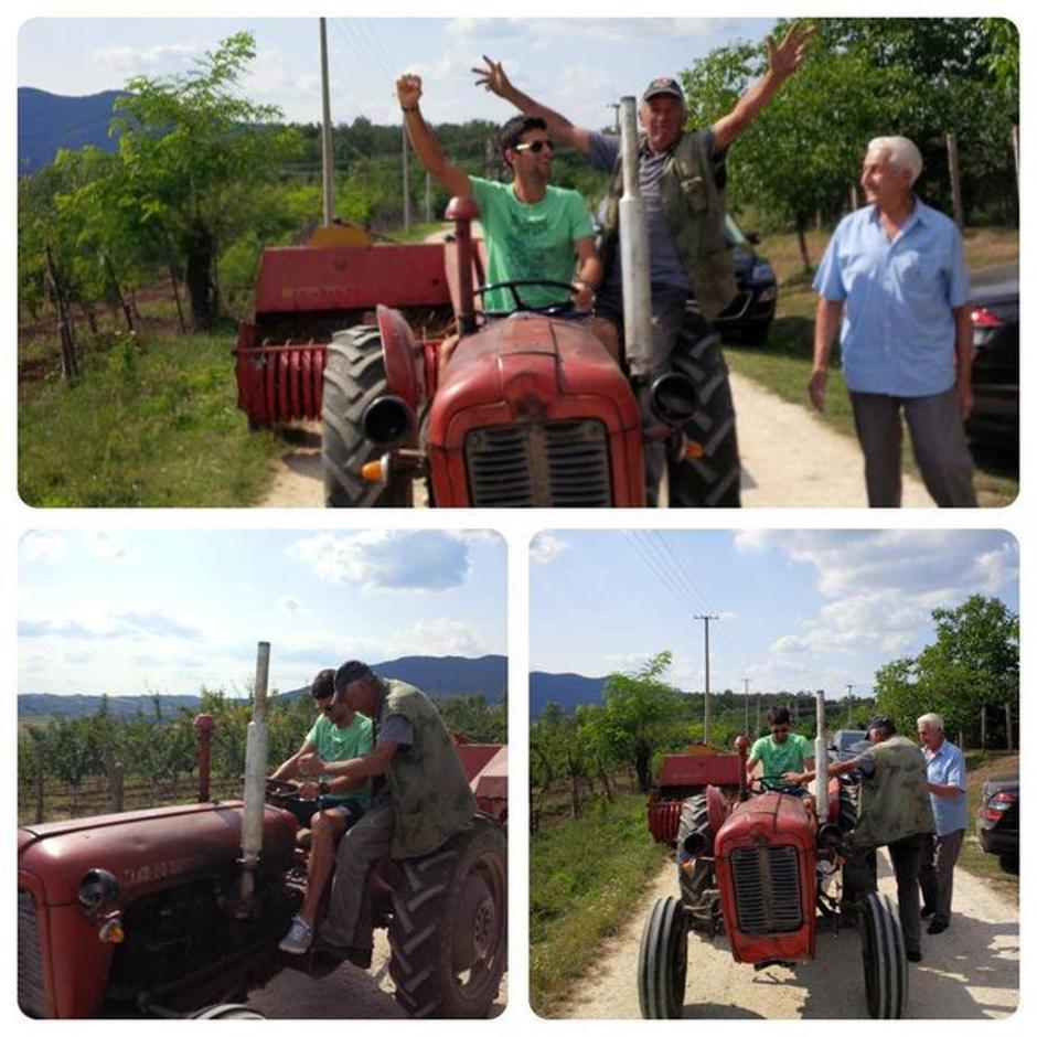 Novak Đoković traktor Srbija | Avtor: Reševalni pas/Twitter