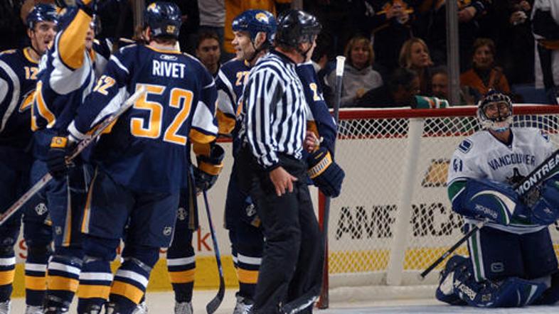 Buffalo Sabers je edina še neporažena ekipa v tej sezoni.