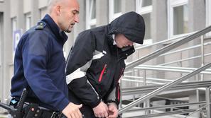 Milan Trivundža si je ob prihodu na sodišče vsakič zakril obraz s kapuco jakne. 