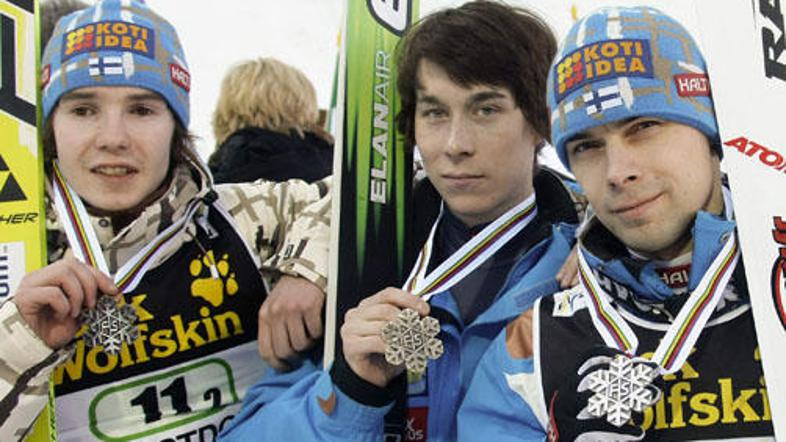 Harri Olli (levo na fotografiji) je v Oberstdorfu osvojil srebro, ob vrnitvi dom