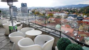 Ljubljana oblaki nebotičnik