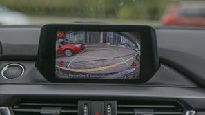 Vzvratna kamera in opozorilo na prečni promet