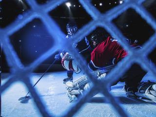 hokej simbolična fotografija hokejska palica gol pak