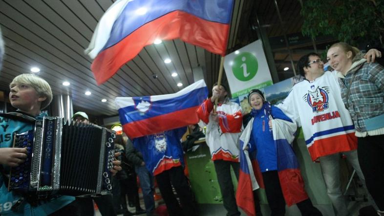 Slovenija reprezentanca hokej povratek letališče Brnik olimpijske kvalifikacije