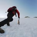 V zimskih razmerah v gore ne hodite brez vse nujno potrebne opreme. (Foto: Istoc