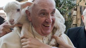 Papež Frančišek z jagenjčkom