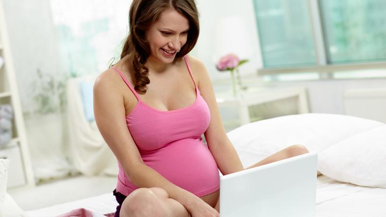ženska nosečnica računalnik