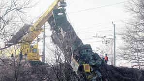 Iztirjeno lokomotivo so včeraj dvignili in odstranili z brega Ljubljanice.(Foto:
