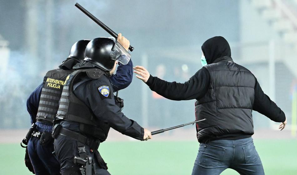 V Splitu preprečili spopad, pridržanih 57 oseb