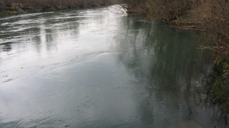 V nedeljo popoldne je na obrežju Save pri črnuškem mostu spodrsnilo 46-letnemu m