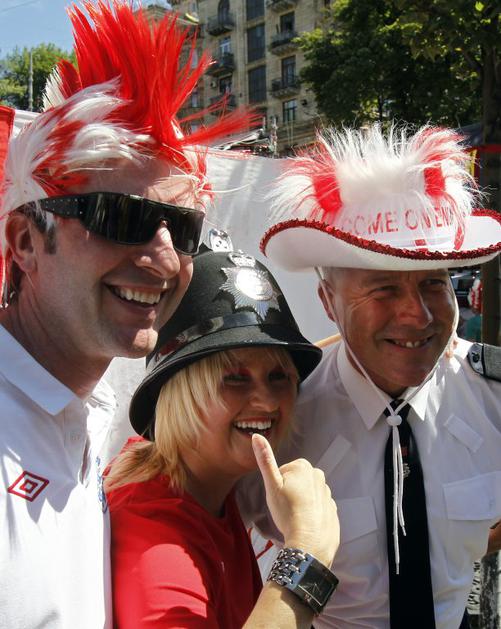 anglija navijači policisti