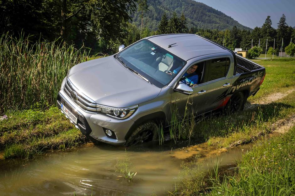 Toyota hilux invincible | Avtor: Saša Despot