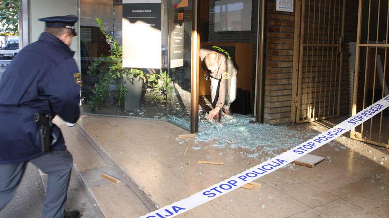 Neznanci so vlomili v KD Finančno točko v Mariboru.