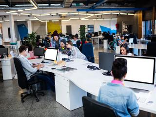 Moderna večja pisarna polna ljudi