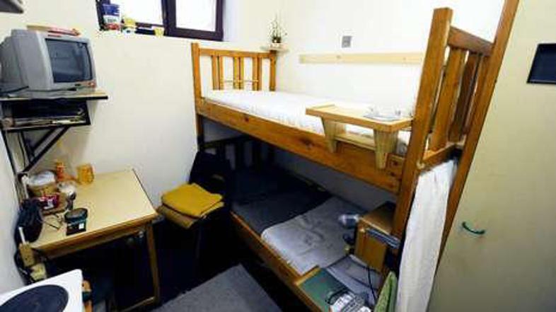 Josef Fritzl ima v dvodelni sobi na voljo pograd, stranišče, televizijo, radio i