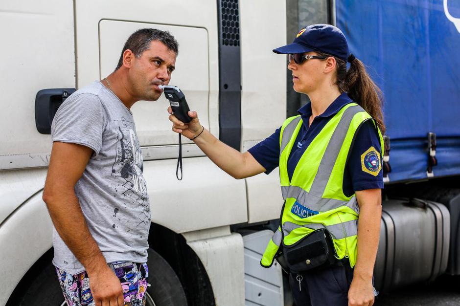 nadzor policistov in carinikov alkohol alkoskop | Avtor: Saša Despot