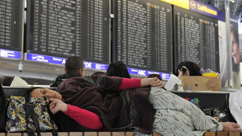 Potnik spi na letališču