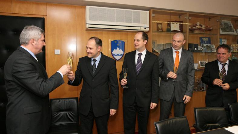 Anton Štihec in direktor Uroš Merc ter drugi člani uprave Bisola so podpis kupop