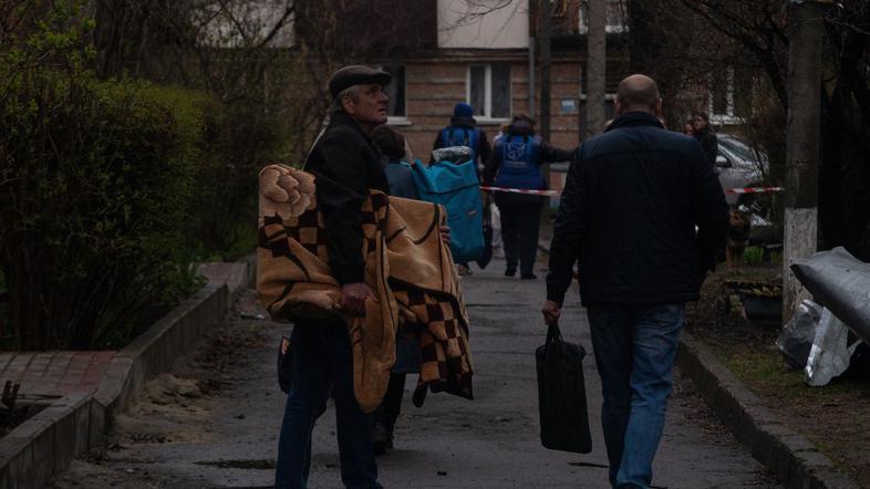 Ukrajina prebivalci na ulici po napadu dronov