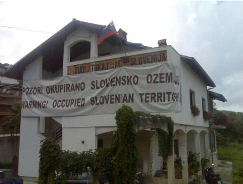 Joras je na svojo hišo obesil transparent "Pozor! Okupirano slovensko ozemlja."  | Avtor: Žurnal24 main