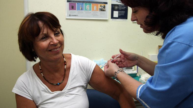 Cepljenje stane sedem evrov. Naročanje ni več potrebno, je pa priporočeno. (Foto