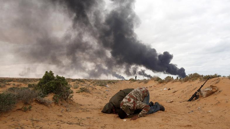 Med uporniki in silami, zvestimi voditelju Moamerju Gadafiju, se bijejo hudi boj