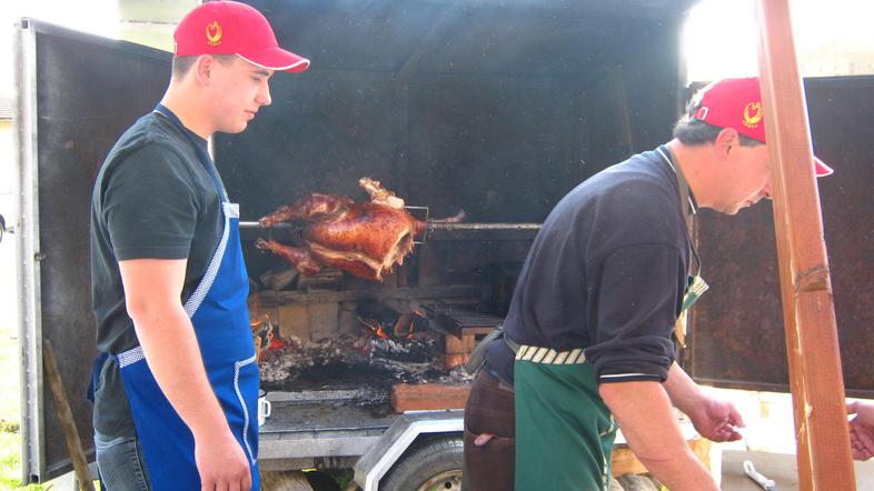 Franc Humek je spekel 40-kilogramskega purana, ki je končal v želodcih zadovoljn