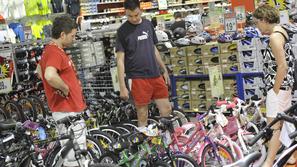 Mnogi se na razprodajah ozirajo tudi za cenejšimi športnimi artikli, kot so kole