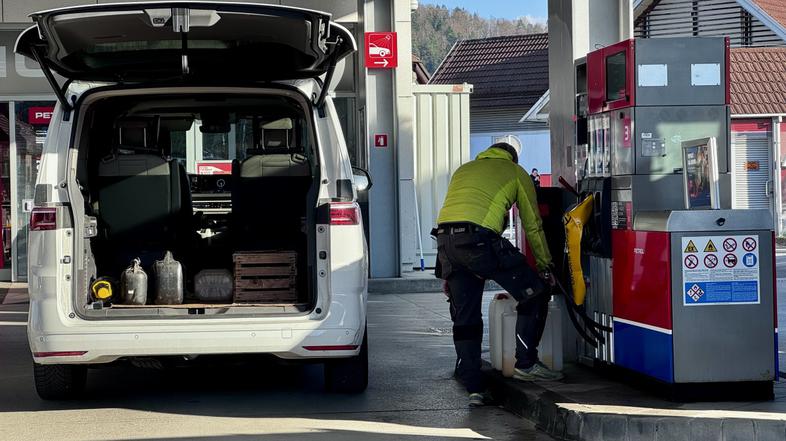 Točenje goriva na bencinski črpalki, bencinska črpalka