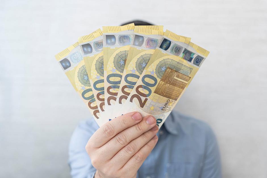 Denar, evri, plača | Avtor: Profimedia