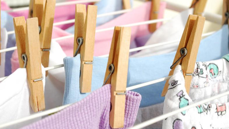 Za madeže poskrbite že pred pranjem. (Foto: Shutterstock)