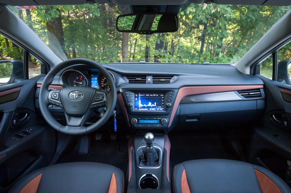 avensis | Avtor: Anže Petkovšek