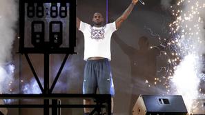 James Pasay City Filipini turneja obisk nastop mikrofon