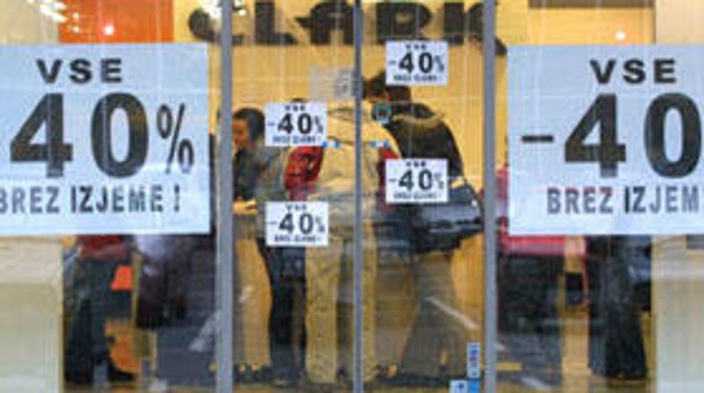 Enotni datum začetka razprodaj trgovcem ustreza; zaradi marketinškega učinka, ki