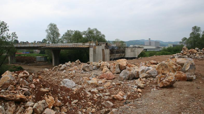 Dela na viaduktu, ki se bo navezal na nekdanjo hitro cesto, stojijo, zato ni pre
