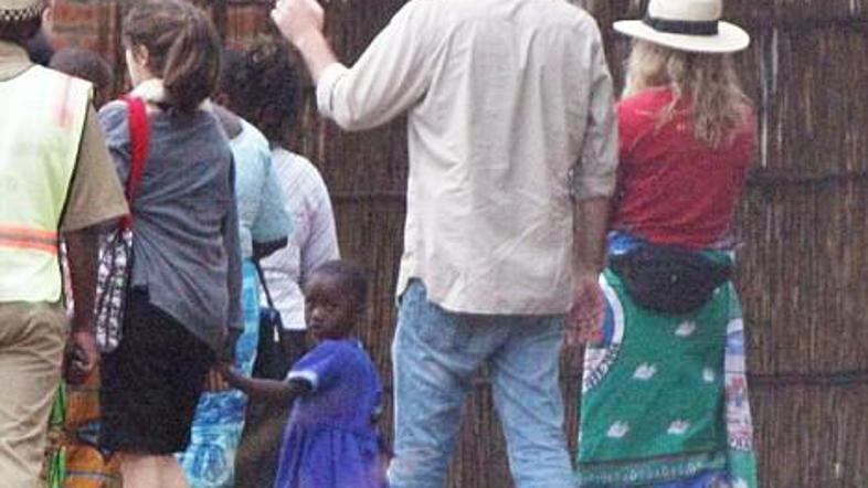 Madonna na sprehodu s posvojenko.