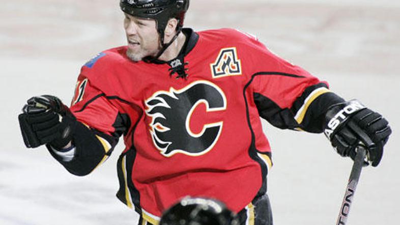 Owen Nolan je z zadetkom v podaljšku zmago priboril Calgary Flamesom.