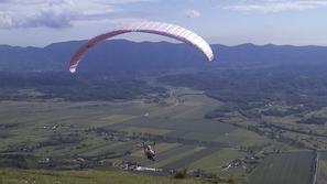 Takoj po strmoglavljenju letalskega padalca je eden od očividcev poklical reševa