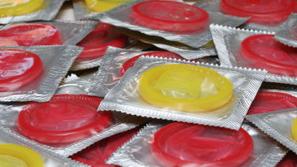 Da ljudje v torbicah nosijo kondome, je nekaj običajnega. (Foto: iStockphoto)