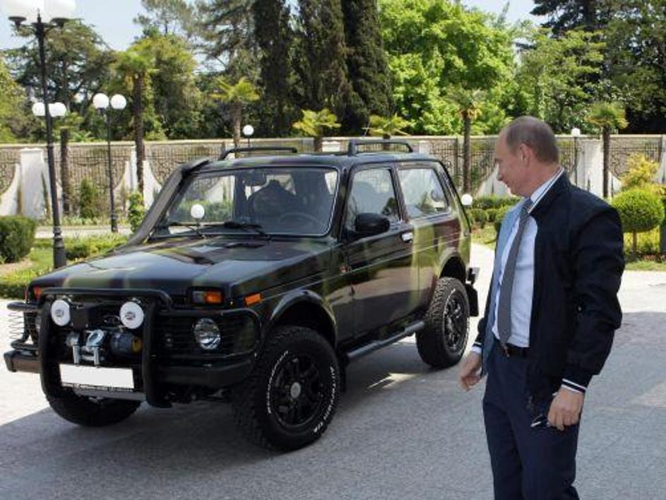 Ruski premier Vladimir Putin je v Sočiju predstavil svoje novo vozilo.